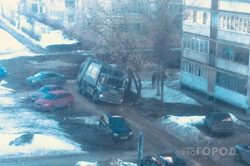 Фото к статье: В Новоюжном районе мусоровоз провалился в грунт
