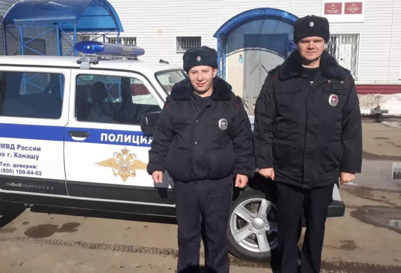 Фото к статье: В Канаше полицейские на руках вынесли двух детей без сознания и спасли всю семью