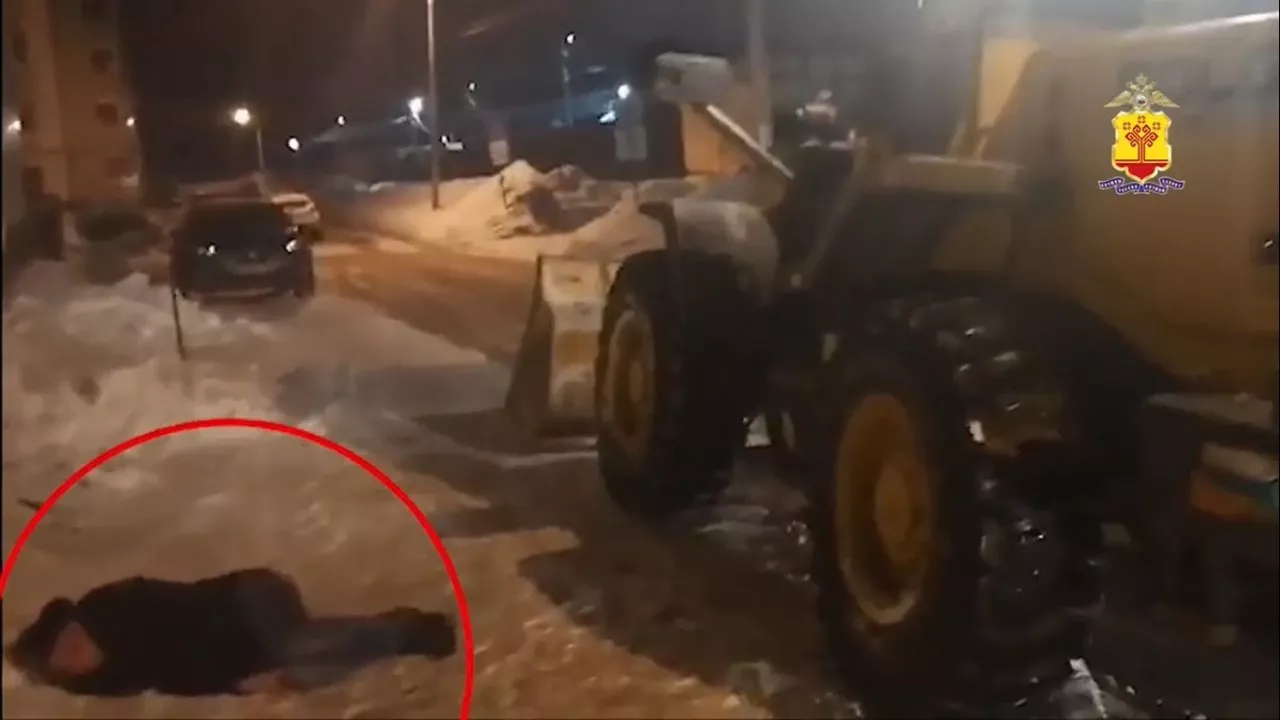 Фото к статье: Чебоксарец угнал трактор, разбил пять машин и улегся спать: появилось видео задержания