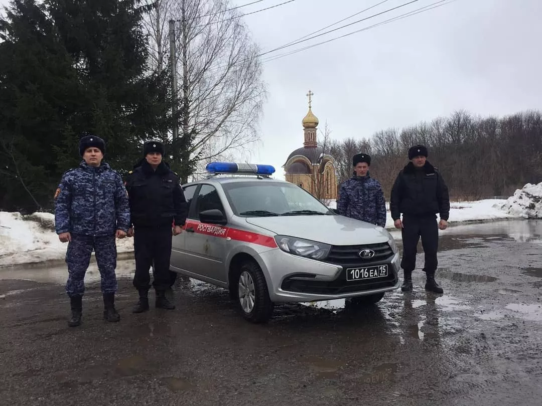 Фото к статье: Росгвардейцы первыми оказались на месте пожара в Канаше и начали спасать людей