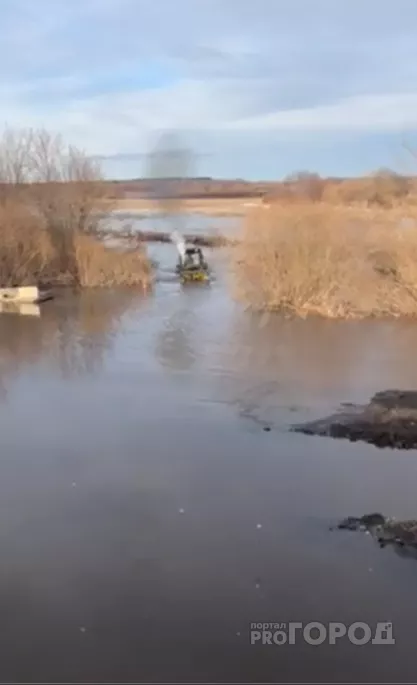 Фото к статье: В Порецком районе дороги ушли под воду, утонул трактор