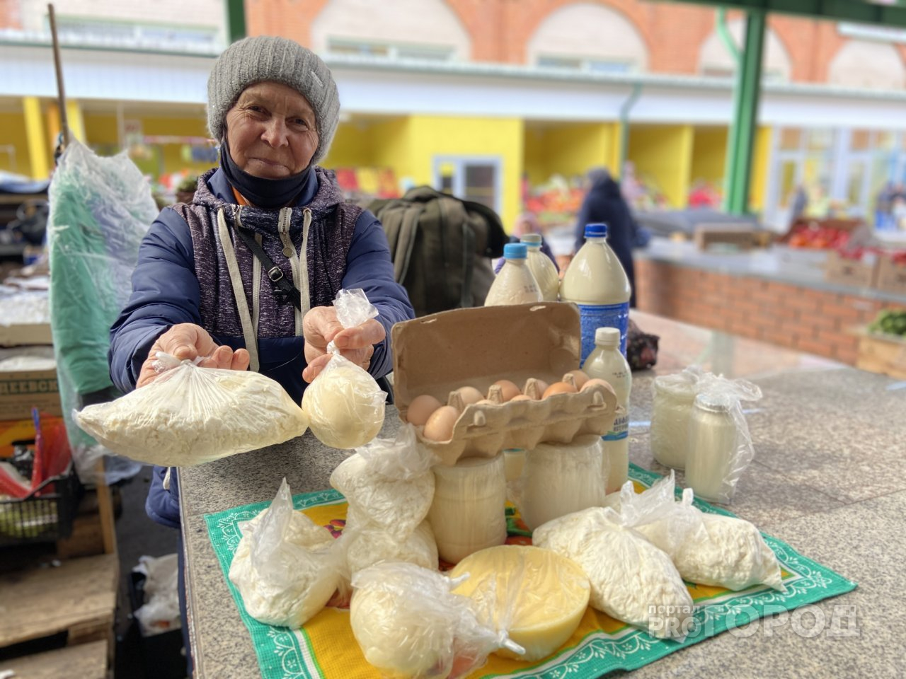 Женщина 16 лет ездит из Красноармейского района на чебоксарский рынок: "Пол-литра воды 20 рублей стоит, литр молока - 18"