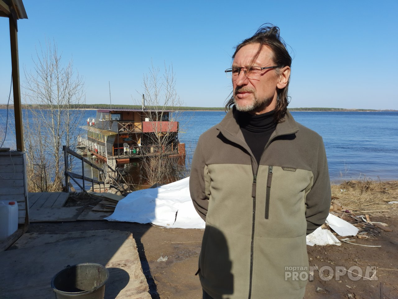 Мужчина из Новочебоксарска построил двухэтажный дом прямо на Волге и спасает тонущих