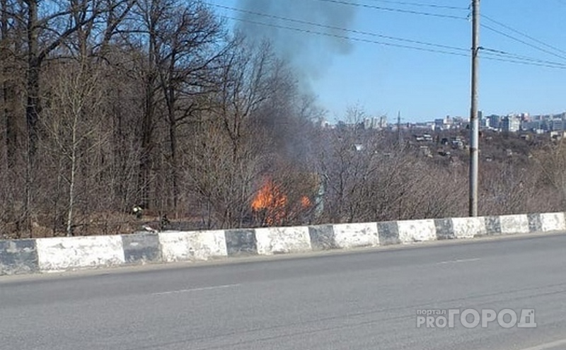 На Октябрьском мосту в Чебоксарах загорелась дача