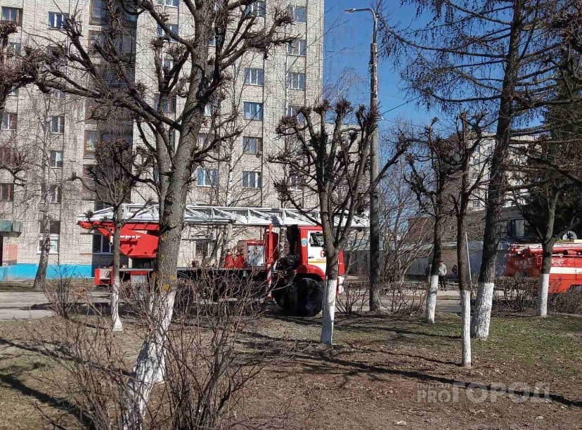 Пожарные машины окружили общежитие в Новоюжном районе