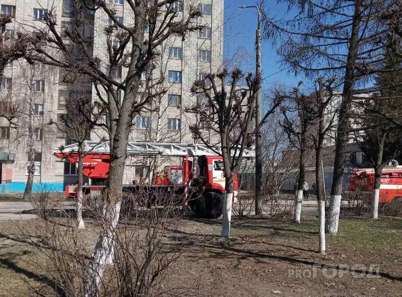 Фото к статье: Пожарные машины окружили общежитие в Новоюжном районе