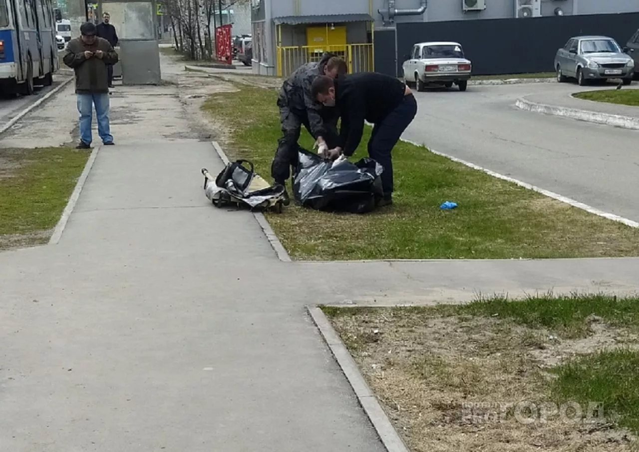 Фото к статье: В Новоюжном районе мужчина внезапно упал и умер