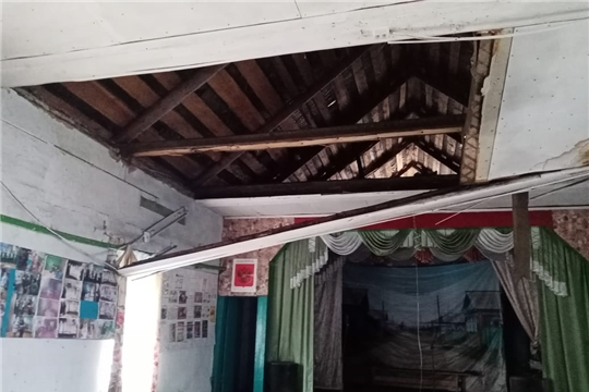 Потолок обрушился в сельском клубе в Батыревском районе