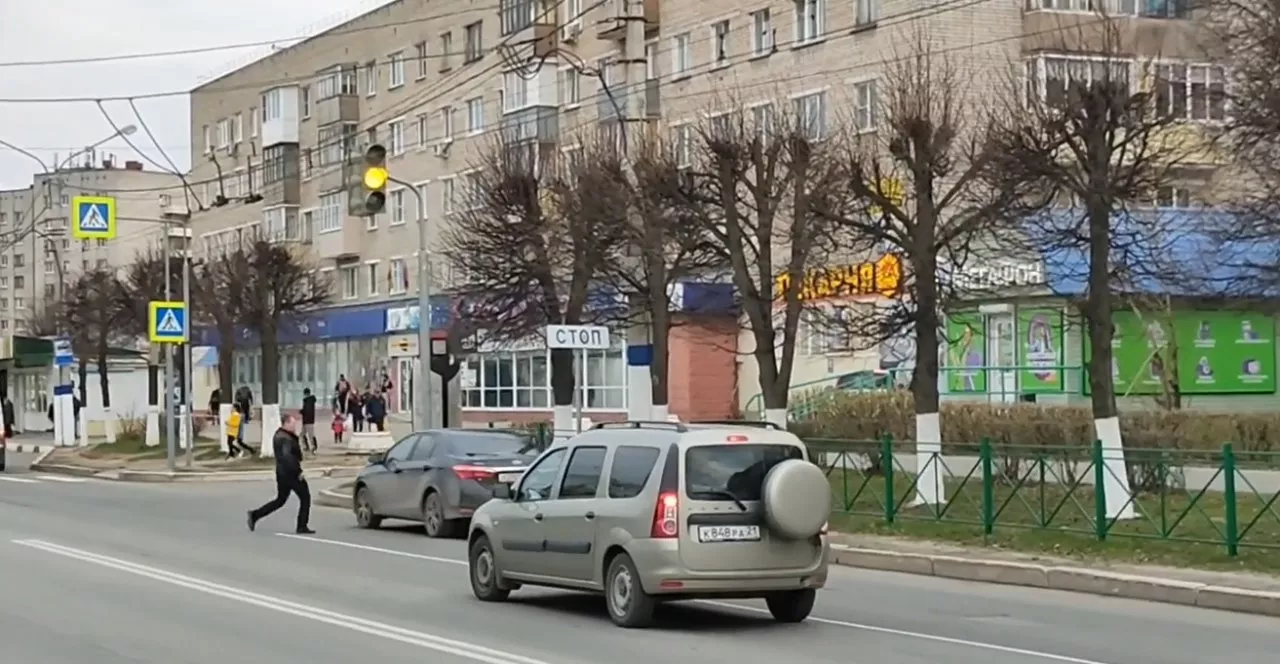 Фото к статье: В Новочебоксарске человек со сломанной челюстью пинал проезжающие машины