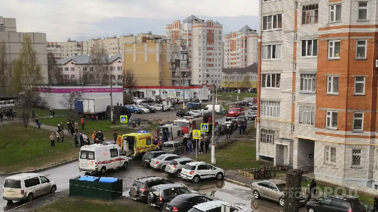 Фото к статье: Пожар в чебоксарской многоэтажке: человека без сознания забрали медики