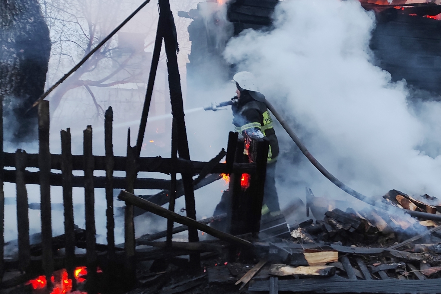 Семь ЧП за сутки: пожар неподалеку от базы отдыха и поджог в новочебоксарском доме