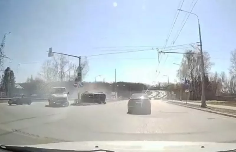 Фото к статье: Момент аварии с "Ладой", которая залетела на отбойник, попал на видео