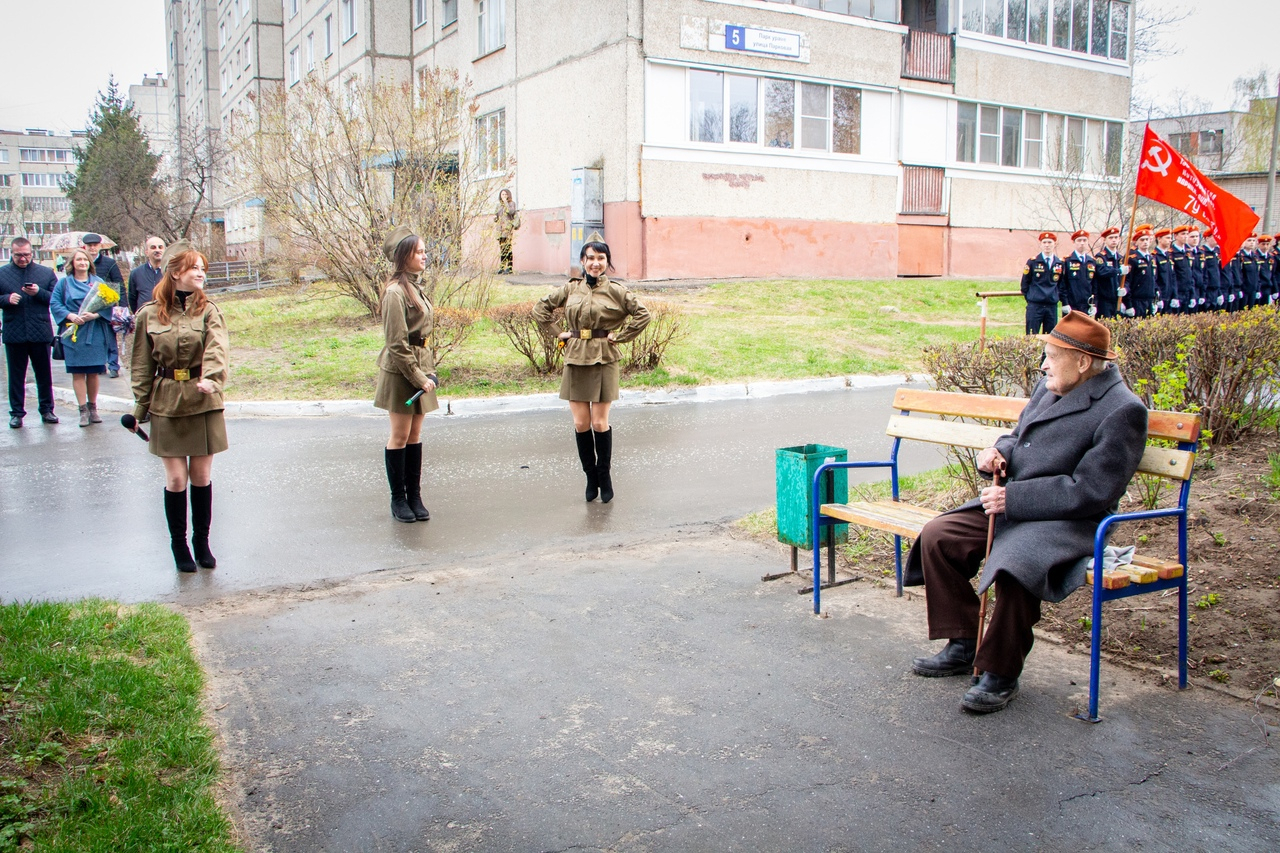 Ветеранам в Новочебоксарске устроили концерт прямо во дворе дома