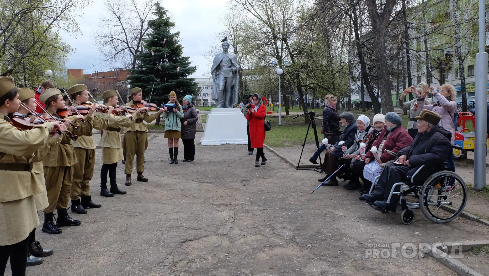 Фото к статье: Прямо в чебоксарском дворе для ветеранов устроили концерт с оркестром