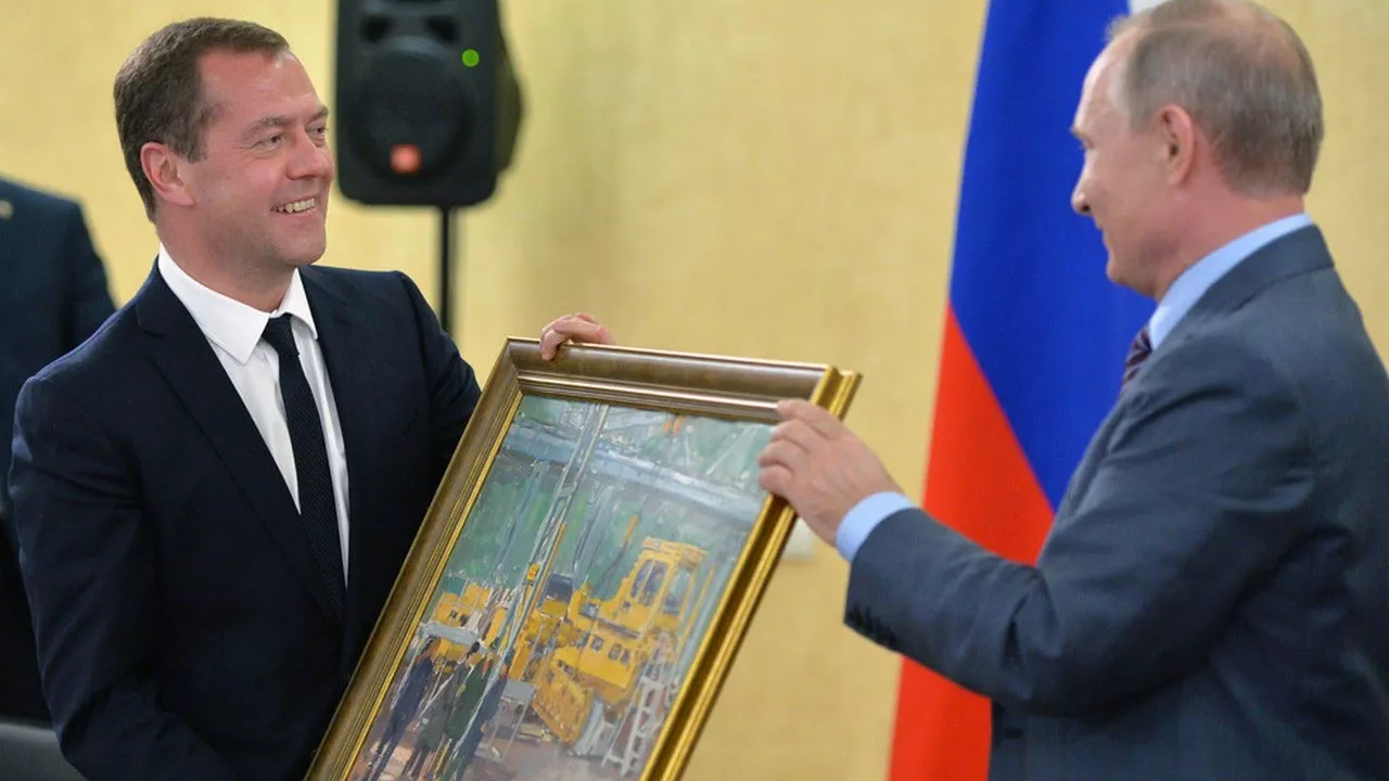 Фото к статье: Несколько сотен картин чувашского художника украли под Петербургом