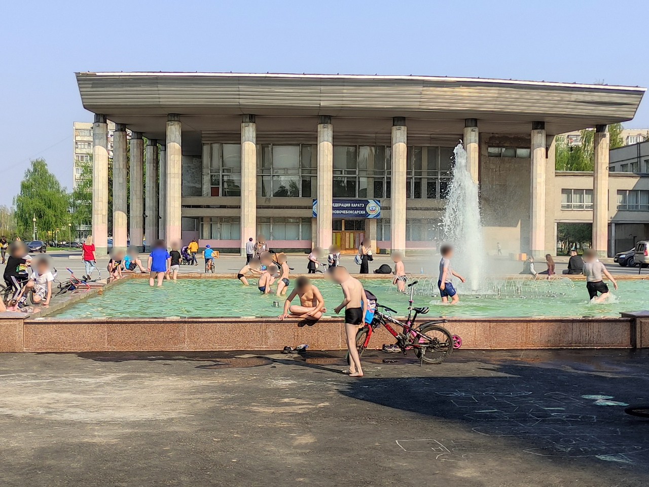 Новый фонтан в Новочебоксарске стал местом купания школьников