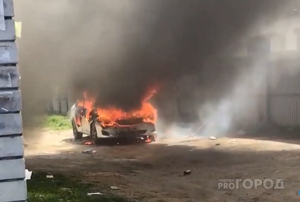 В Новочебоксарске средь бела дня ярким пламенем сгорела Toyota Corolla