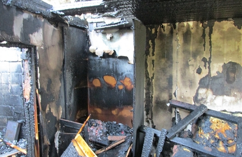 Чебоксарка погибла во время пожара в доме, мужчину госпитализировали с ожогами
