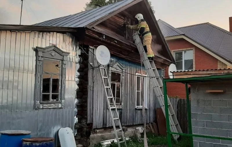 Фото к статье: Холодильник вспыхнул в доме жителя Ядринского района, мужчину увезли в больницу