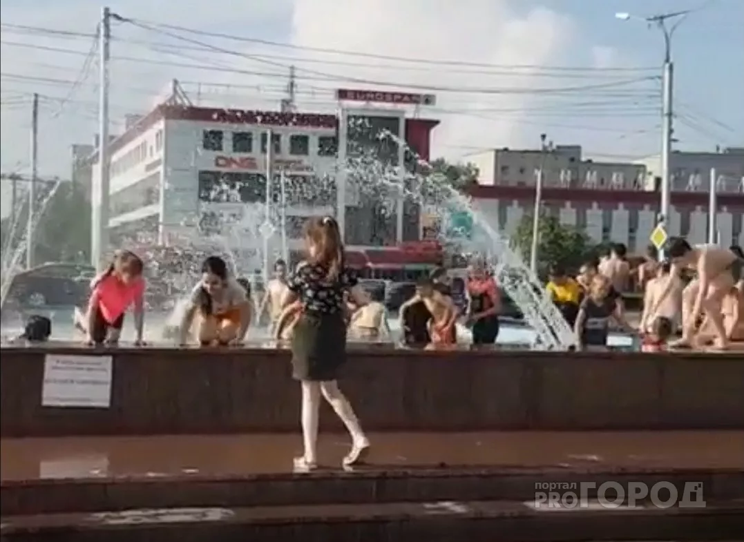 Фото к статье: Чебоксарский фонтан стал местом для купания у детей
