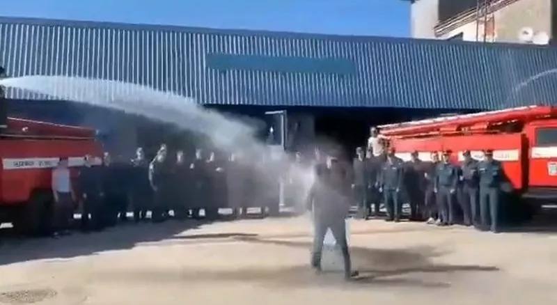 Фото к статье: В Чебоксарах пожарного окатили водой из двух шлангов под звуки сирен: традиция в МЧС