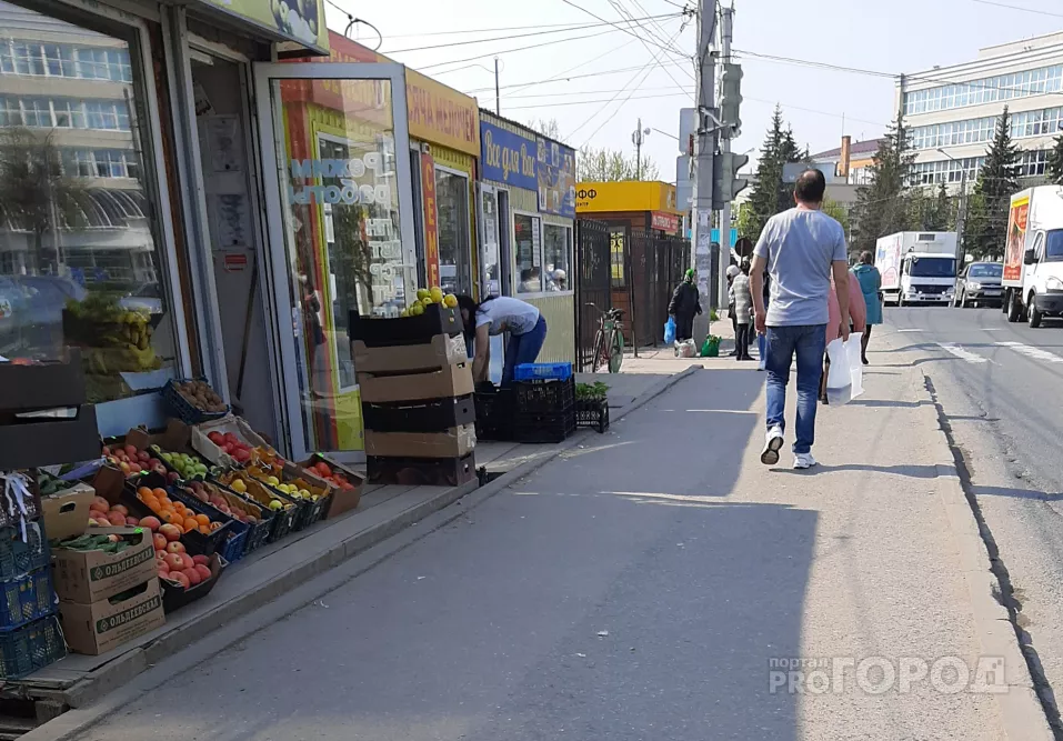 Фото к статье: В Чебоксарах овощи и фрукты продают прямо на тротуаре возле дороги