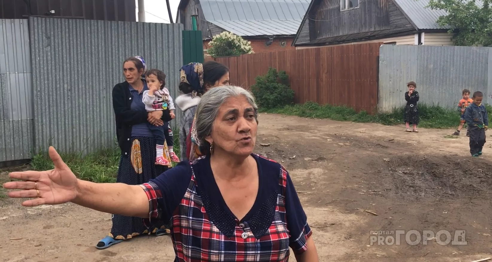 Фото к статье: Цыганский табор из Альгешево выселяют на улицу: “Нам дали время - неделю, что будет после этого, мы не знаем”
