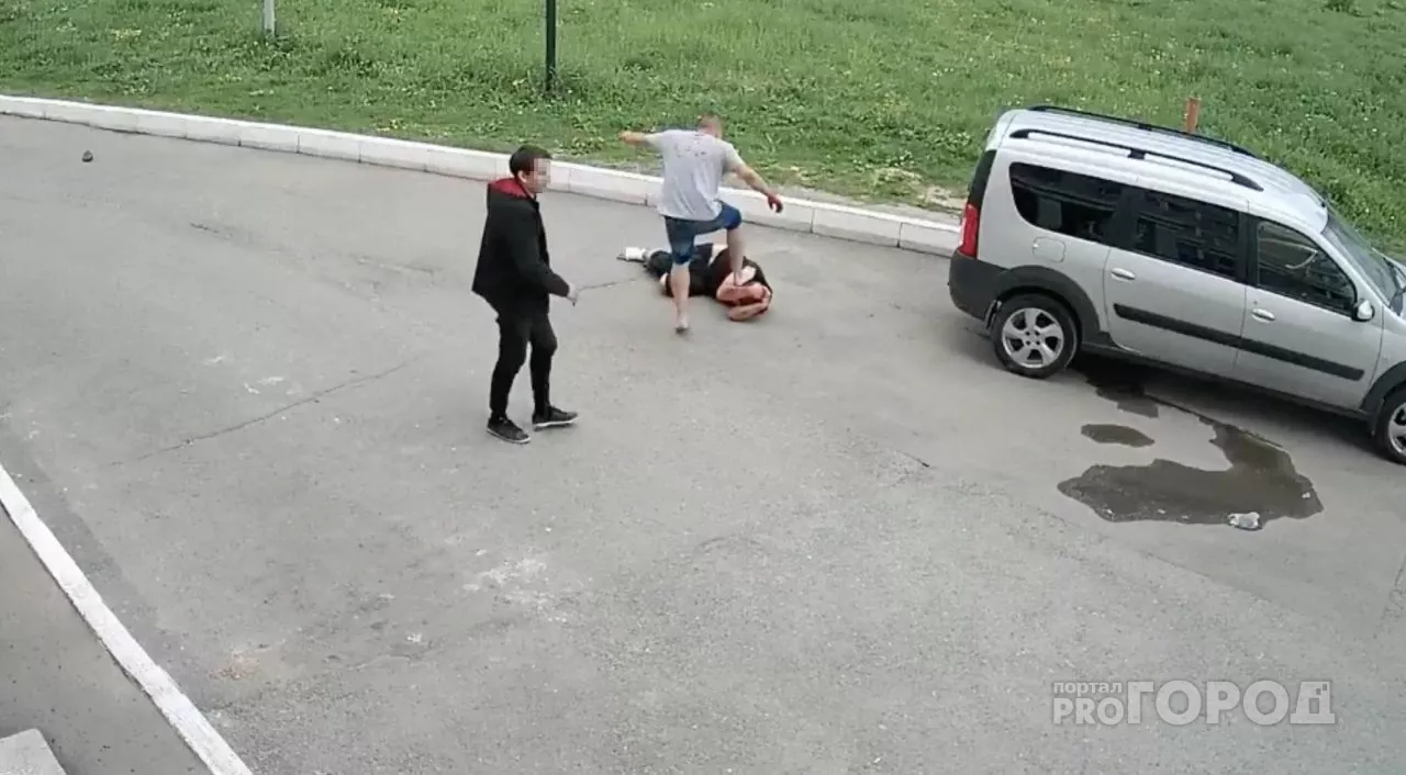 Фото к статье: В Новочебоксарске двое мужчин устроили драку: прохожий попытался их разнять, но его самого чуть не побили