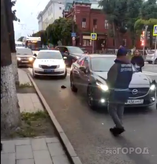 Фото к статье: В Чебоксарах парень и девушка перебегали дорогу на красный и угодили под колеса иномарки