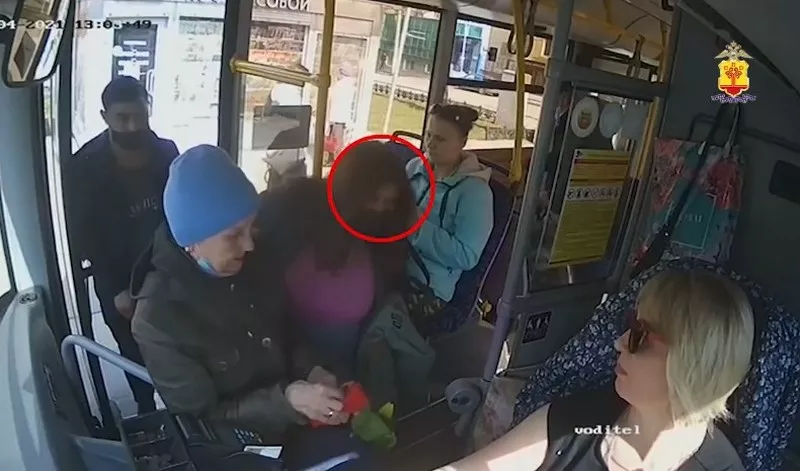 Фото к статье: Задержали женщину, которая толкала людей в транспорте и вытаскивала их кошельки в Чебоксарах