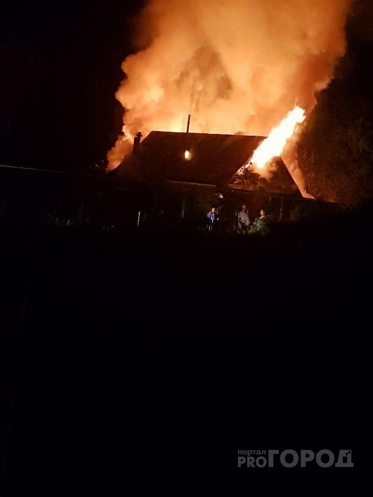 В Красноармейском районе за ночь у одной семьи сгорели баня и дом