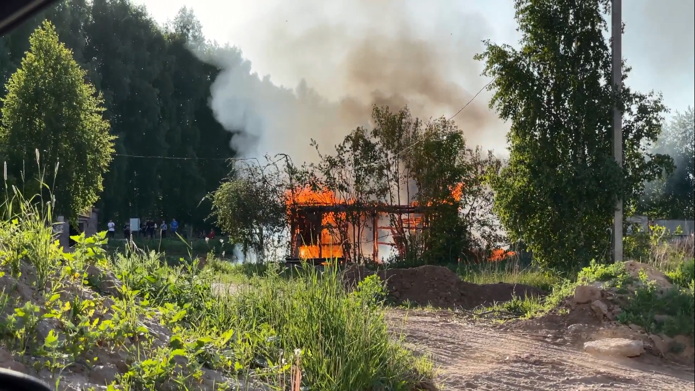 В Новочебоксарске вечером вспыхнул дом: "Валил густой черный дым"