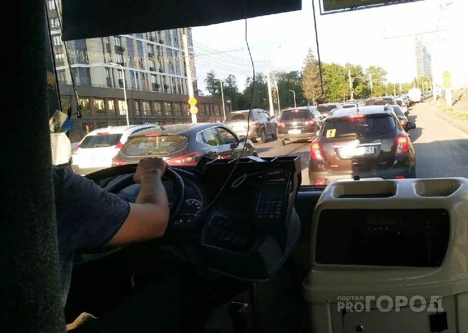 Фото к статье: Водитель автобуса увез часть пассажиров в гараж после смены маршрута: девочке пришлось ехать на попутке