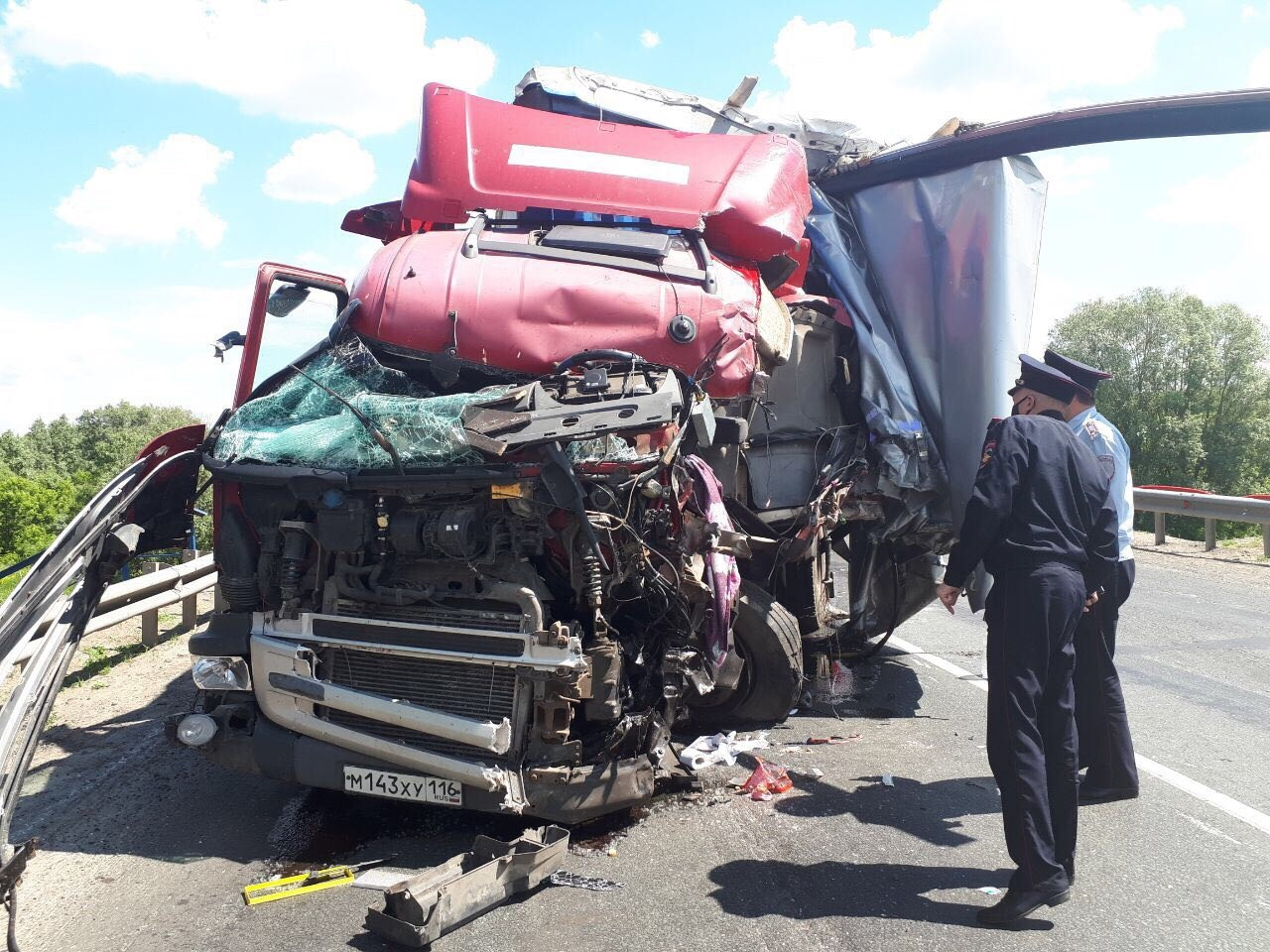 Обстоятельства смертельной аварии с тремя большегрузами: водитель КамАЗа ехал с супругой