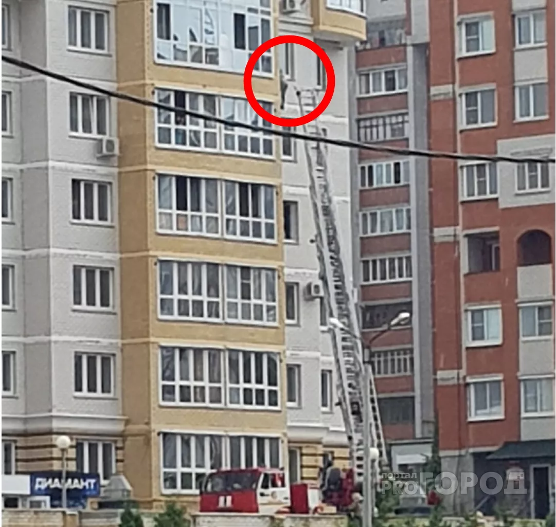 Фото к статье: В Чебоксарах подросток вылез из окна и повис на стене многоэтажки