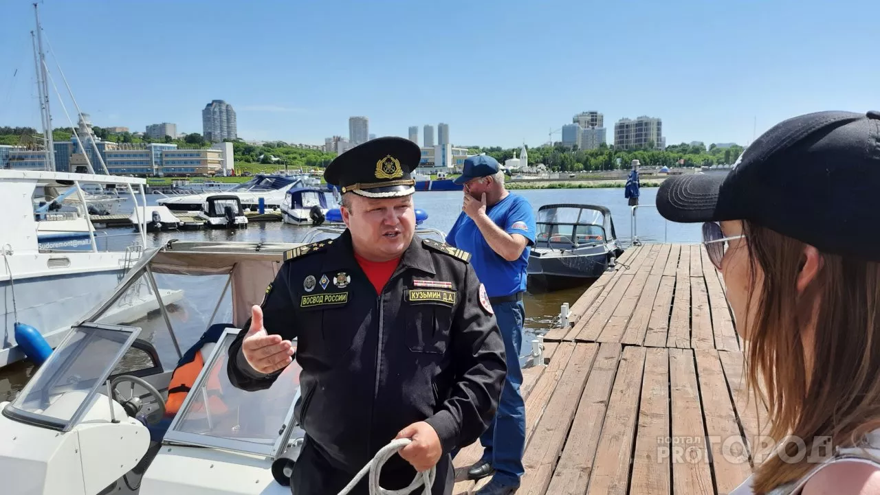 Фото к статье: Полковник после войны возглавил речной флот МЧС, учит детей и спасает людей: "Девушка поругалась с другом и решила переплыть Волгу..."