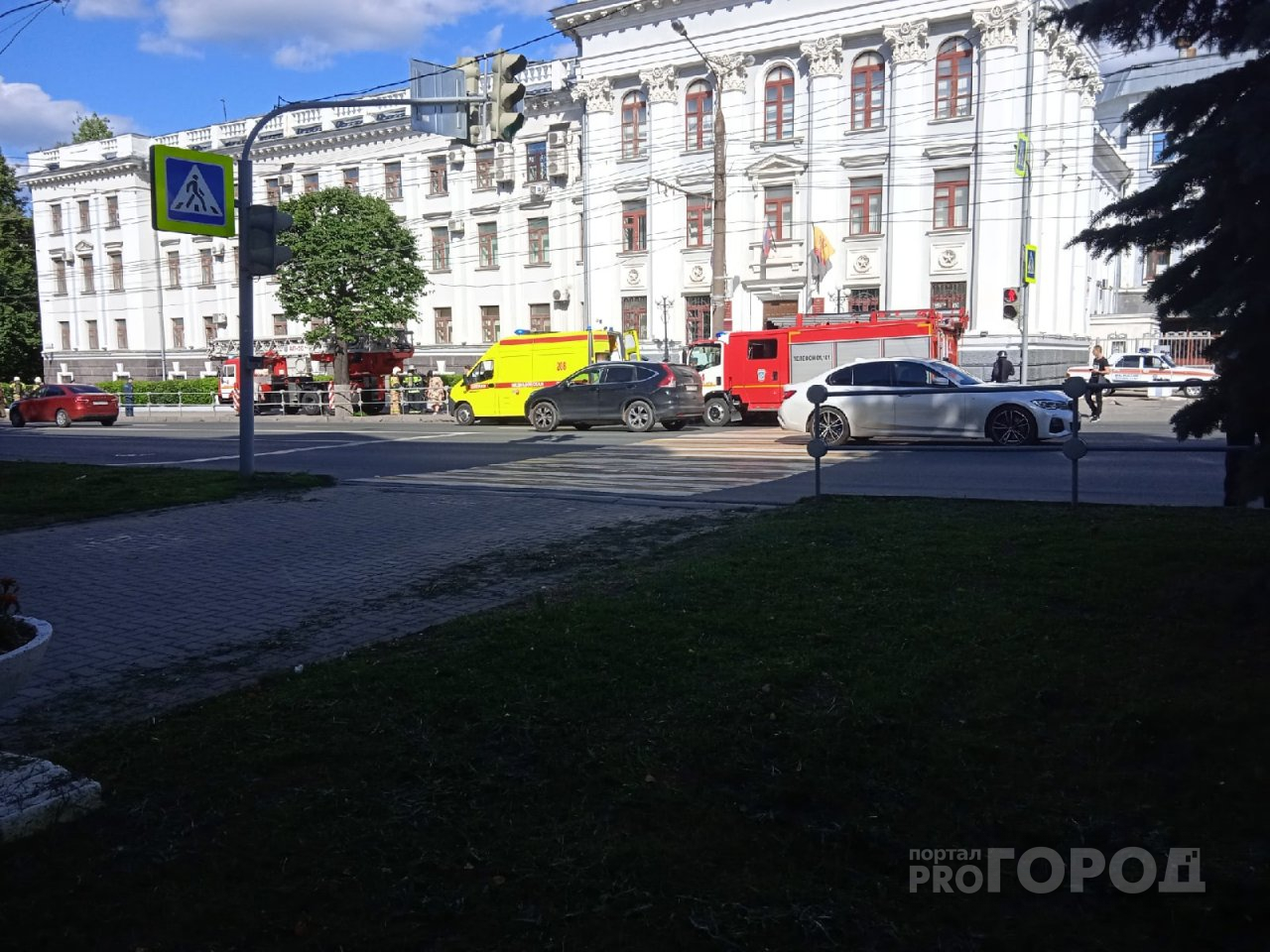 К зданию МВД в Чебоксарах съехались пожарные машины и скорая помощь