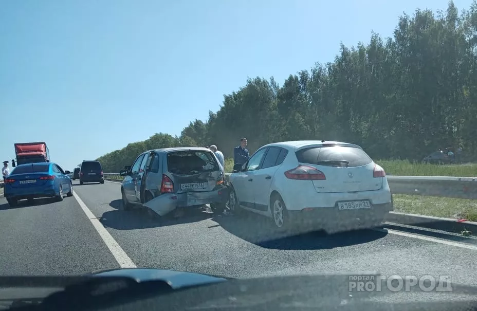 Фото к статье: Из-за аварии в Цивильском районе образовалась пробка