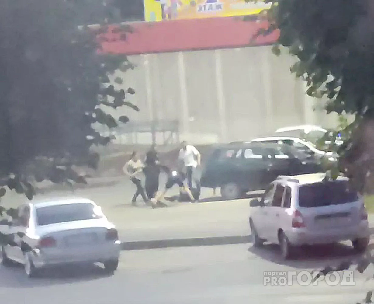 Фото к статье: В Чебоксарах группа людей побила двух человек: пинали ногами, били по голове