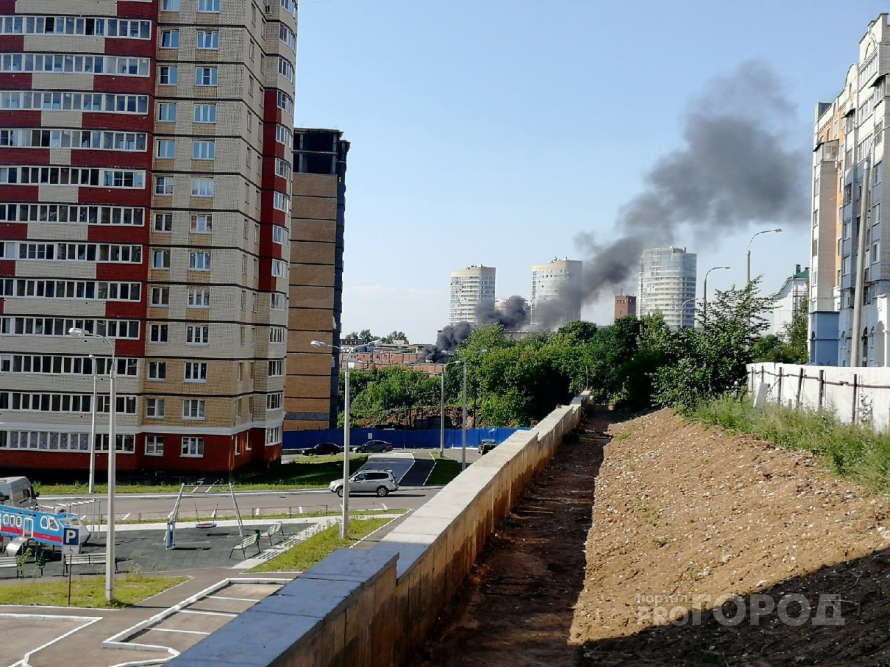 Пожар в центре Чебоксар: дым виден за километры