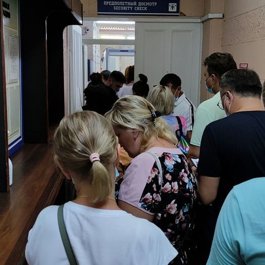 В Чебоксарском аэропорту пассажиры толпятся в очередях: "Влажность, высокая температура и полная антисанитария"