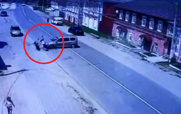 Столкновение "Лады" и мопеда в Порецком районе попало на видео
