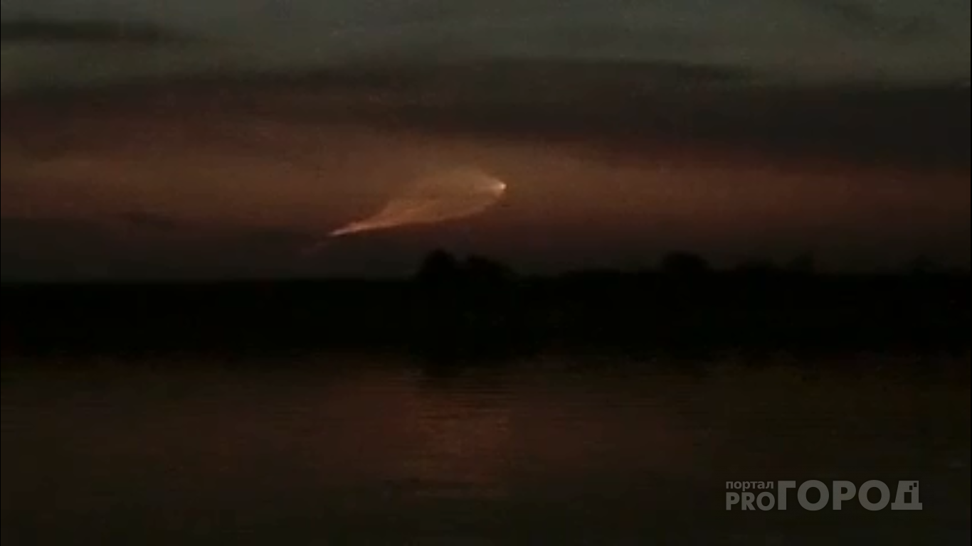 Чебоксарцы запечатлели на видео огненный шар, который оказался ракетой