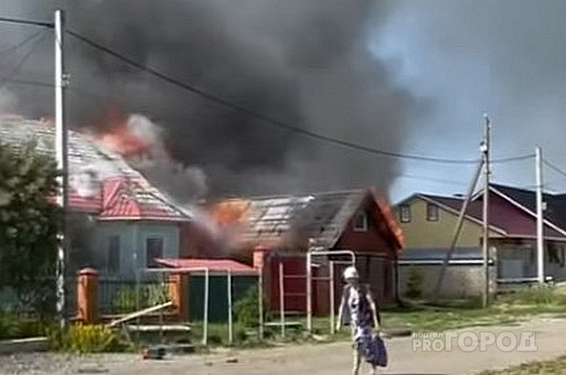 В МЧС рассказали подробности пожара в Чебоксарском районе: школьник баловался со спичками и горючим