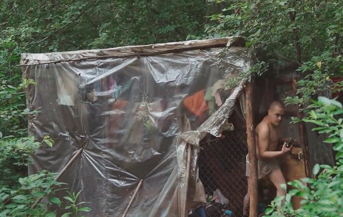 Мужчина уехал из Чувашии и живет в Подмосковном лесу в доме из палок и полиэтилена