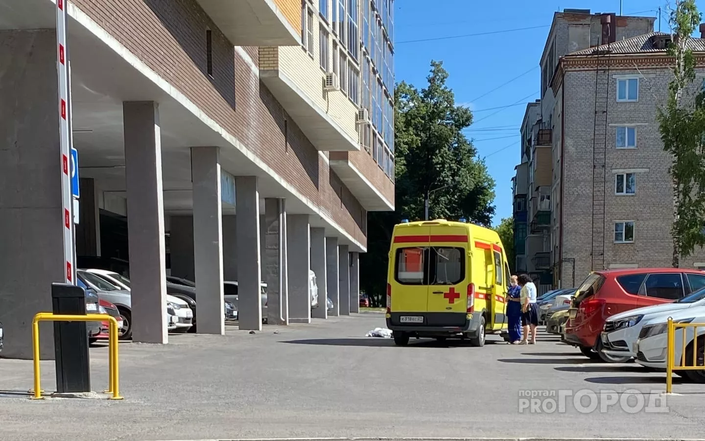 Фото к статье: В Чебоксарах под окнами многоэтажки нашли труп