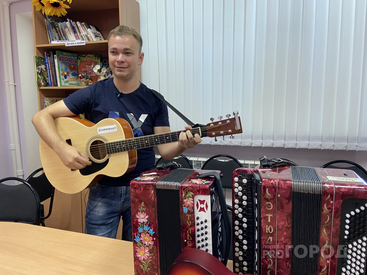 Блогер из чувашской глубинки работает в сельском клубе, играет на восьми инструментах и занимается стройкой