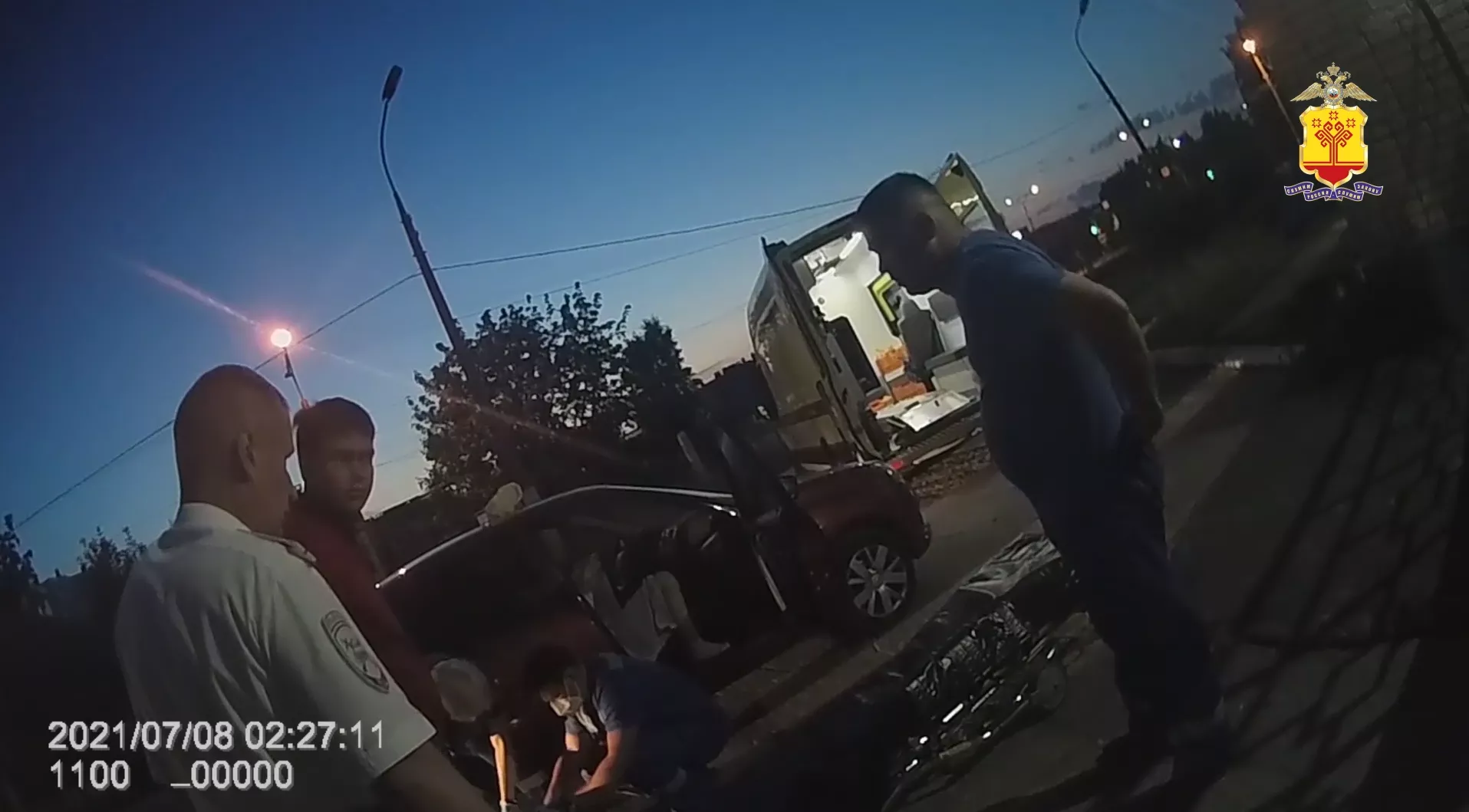 Фото к статье: Сотрудники ДПС помогли молодой маме и ее новорожденному ребенку: "Малышка появилась на свет прямо в машине"