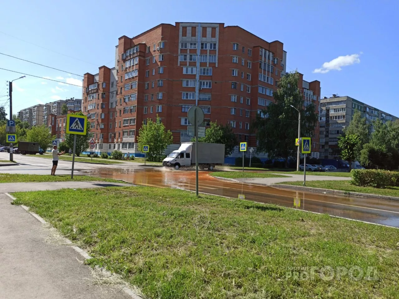 Фото к статье: В Новоюжном районе прорвало трубу: "Смыло новый асфальт"