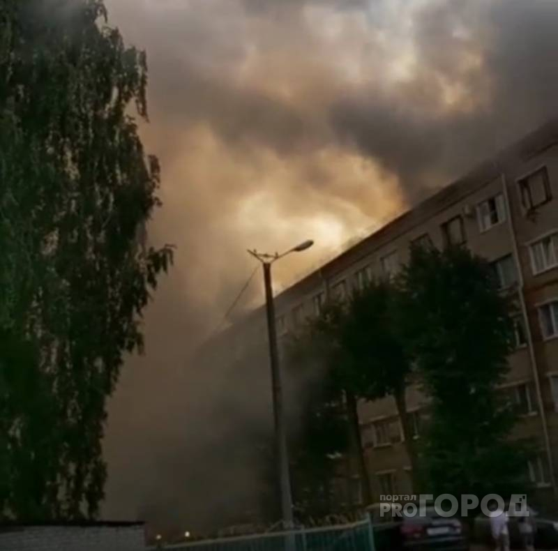 В Новочебоксарске горит чердак многоэтажного дома